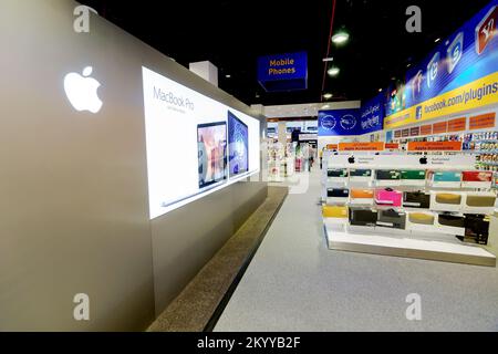 DUBAI - 15. OKTOBER 2014: Innenausstattung des Geschäfts in der Dubai Mall. Die Dubai Mall befindet sich in Dubai und ist Teil der 20 Milliarden Dollar teuren Innenstadt von Dubai Stockfoto