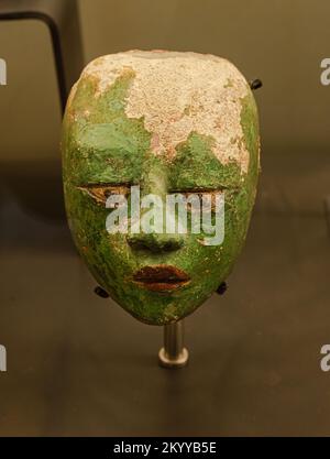 Stuckmaske, die die Maya mit gekreuzten Augen in der Praxis der Schönheit darstellt. Späte klassische Periode, Campeche, Mexiko Stockfoto