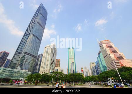 SHENZHEN, CHINA - 15. OKTOBER 2015: Shenzhen Downtown, Luohu District. Shenzhen ist eine große Stadt in der chinesischen Provinz Guangdong. Stockfoto