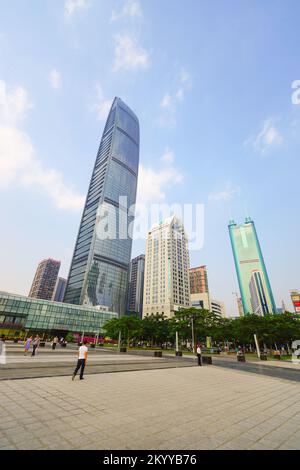 SHENZHEN, CHINA - 15. OKTOBER 2015: Shenzhen Downtown, Luohu District. Shenzhen ist eine große Stadt in der chinesischen Provinz Guangdong. Stockfoto