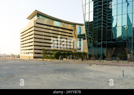 DUBAI - 16. OKTOBER 2014: Gebäude in der Innenstadt von Dubai. Dubai ist die bevölkerungsreichste Stadt und Emirat in den Vereinigten Arabischen Emiraten und das zweitgrößte Emirat von terri Stockfoto