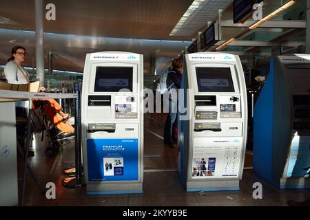 BARCELONA, SPANIEN - 20. NOVEMBER 2015: Check-in-Automaten am Flughafen Barcelona. Der Flughafen Barcelona-El Prat ist ein internationaler Flughafen. Es ist die Hauptluftanlage Stockfoto