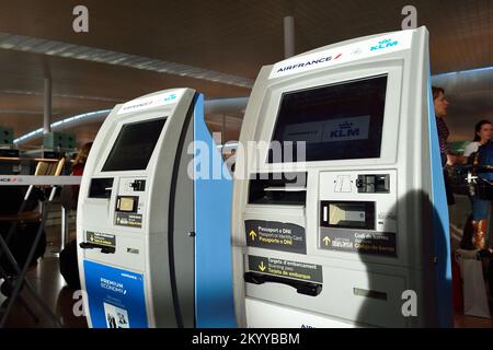 BARCELONA, SPANIEN - 20. NOVEMBER 2015: Check-in-Automaten am Flughafen Barcelona. Der Flughafen Barcelona-El Prat ist ein internationaler Flughafen. Es ist die Hauptluftanlage Stockfoto