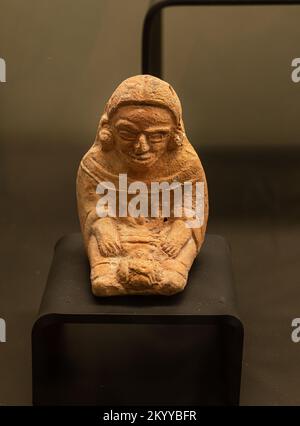 Maya-Keramikfigur, die eine Frau darstellt, die einem Kind eine künstliche kraniale Verformung vornimmt, ein später Klassiker, Jaina, Campeche. Stockfoto