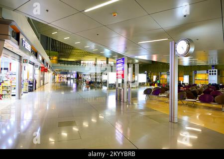 HONGKONG - 26. DEZEMBER 2015: Innenansicht des Flughafens Hongkong. Hong Kong International Airport ist der Hauptflughafen in Hong Kong. Sie befindet sich auf der Stockfoto