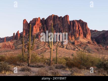 Sonnenuntergang in den Superstition Mountains in Mesa, Arizona Stockfoto