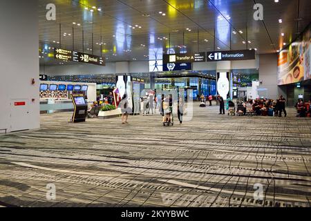 Singapur - November 03, 2015: das Innere des Changi Airport. Singapur Changi Airport ist die wichtigste zivile Flughafen von Singapur, und einer der Lar Stockfoto