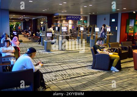 Singapur - November 03, 2015: das Innere des Changi Airport. Singapur Changi Airport ist die wichtigste zivile Flughafen von Singapur, und einer der Lar Stockfoto