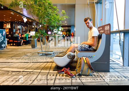 SINGAPUR - 03. NOVEMBER 2015: Passagier am Flughafen Changi. Der Flughafen Singapur Changi ist der zivile Hauptflughafen von Singapur und einer der La Stockfoto