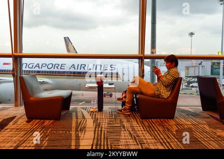 SINGAPUR - 03. NOVEMBER 2015: Passagier am Flughafen Changi. Der Flughafen Singapur Changi ist der zivile Hauptflughafen von Singapur und einer der La Stockfoto
