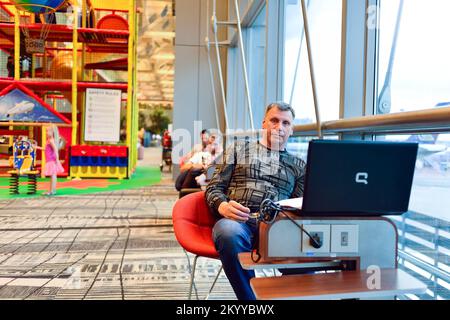 SINGAPUR - 03. NOVEMBER 2015: Passagier am Flughafen Changi. Der Flughafen Singapur Changi ist der zivile Hauptflughafen von Singapur und einer der La Stockfoto