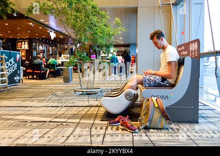 SINGAPUR - 03. NOVEMBER 2015: Passagier am Flughafen Changi. Der Flughafen Singapur Changi ist der zivile Hauptflughafen von Singapur und einer der La Stockfoto