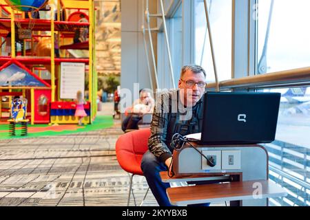 SINGAPUR - 03. NOVEMBER 2015: Passagier am Flughafen Changi. Der Flughafen Singapur Changi ist der zivile Hauptflughafen von Singapur und einer der La Stockfoto