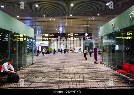 Singapur - November 03, 2015: das Innere des Changi Airport. Singapur Changi Airport ist die wichtigste zivile Flughafen von Singapur, und einer der Lar Stockfoto