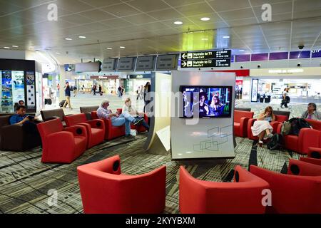 Singapur - November 03, 2015: das Innere des Changi Airport. Singapur Changi Airport ist die wichtigste zivile Flughafen von Singapur, und einer der Lar Stockfoto