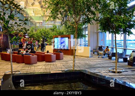 Singapur - November 03, 2015: das Innere des Changi Airport. Singapur Changi Airport ist die wichtigste zivile Flughafen von Singapur, und einer der Lar Stockfoto