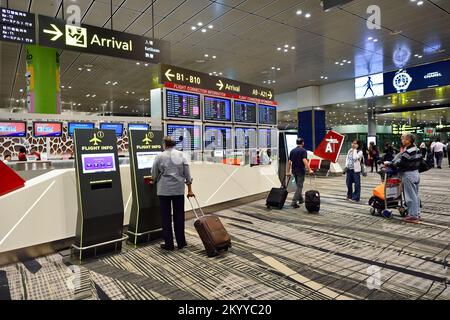 Singapur - November 03, 2015: das Innere des Changi Airport. Singapur Changi Airport ist die wichtigste zivile Flughafen von Singapur, und einer der Lar Stockfoto