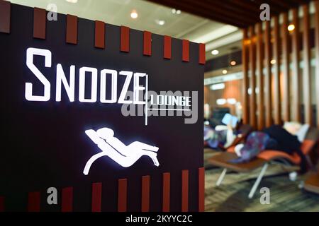 Singapur - November 04, 2015: das Innere des Changi Airport. Singapur Changi Airport ist die wichtigste zivile Flughafen von Singapur, und einer der Lar Stockfoto