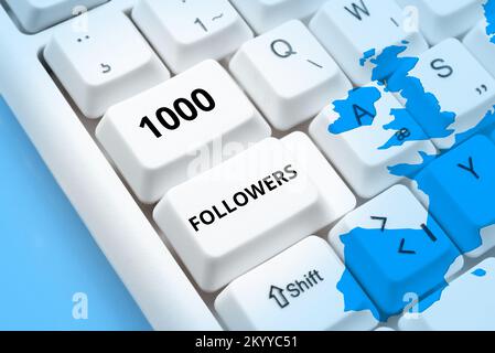 Textzeichen mit 1000 Followern. Geschäftsansatz Anzahl der Personen, die jemandem folgen Stockfoto