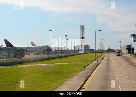 HONGKONG - 04. JUNI 2015: Flug am Flughafen Hongkong. Hong Kong International Airport ist der Hauptflughafen in Hong Kong Stockfoto