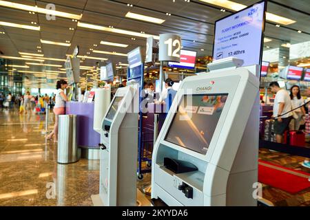 SINGAPUR - 07. NOVEMBER 2015: Check-in-Bereich am Flughafen Changi. Der Flughafen Singapur Changi ist der zivile Hauptflughafen Singapurs und einer der Flughäfen Stockfoto