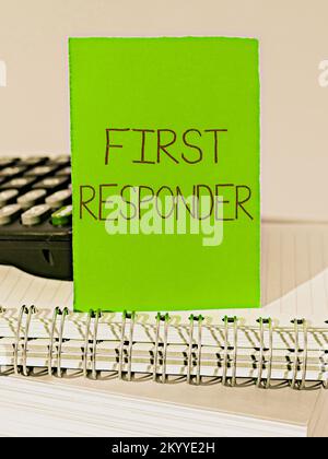 Textzeichen für Ersthelfer. Internetkonzept eine Person, die für den sofortigen Eintritt zum Unfall verantwortlich ist Stockfoto