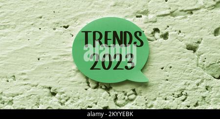 Konzeptionelle Beschriftung Trends 2023. Das Wort für die vorherrschende Tendenz des kommenden Jahres wird online ausführlich diskutiert Stockfoto