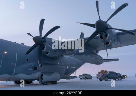 Santa, Mrs. Claus und mehr als drei Dutzend Elfen von der Alaska Air and Army National Guard haben sich mit der Heilsarmee zusammengetan, um 191 Kindern in Nuiqsut, Alaska, am 29. November 2022 1.420 Geschenke, Hygieneartikel und Bücher in Höhe von Pfund zu liefern. Die Alaska Air National Guard HC-130J Combat King II feierte 67 Jahre Operation Santa Claus, einen 176. Flügel, und diente als Schlitten des Weihnachtsmanns und lieferte der Gemeinde North Slope Borough eine gute Nachricht. (Alaska Air National Guard Foto von Major Chelsea Aspelund) Stockfoto
