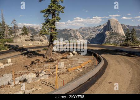 Yosemite-Nationalpark, Kalifornien, USA. 17.. Okt. 2022. Glacier Point Road Update: Die berühmte Half Dome Haarnadelkurve befindet sich derzeit im Bau. Die Glacier Point Road im Yosemite-Nationalpark führt zu einer der spektakulärsten Ausblicke im Park! Vom Glacier Point aus können Besucher Half Dome, Yosemite Valley, Vernal und Nevada Falls sowie die Clark Range sehen. Die Straße umfasst 16 km von Chinquapin bis Glacier Point und ist eines der beliebtesten Reiseziele für Millionen von Besuchern im Yosemite-Nationalpark. Die Straße, ursprünglich eine Wagenstraße, wurde erstmals 1882 gebaut. T Stockfoto