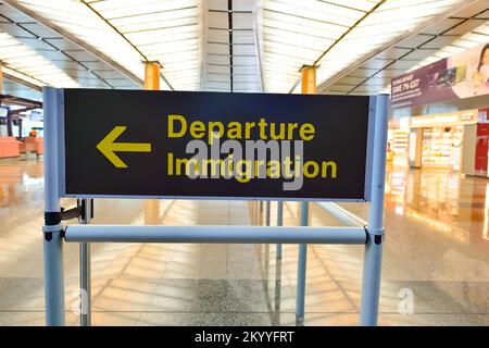 SINGAPUR - 09. NOVEMBER 2015: Innenansicht des Flughafens Changi. Der Flughafen Singapur Changi ist der zivile Hauptflughafen Singapurs und einer der LAR Stockfoto