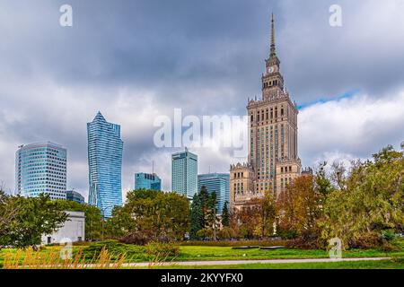 Warschau. Blick auf den Kultur- und Wissenschaftspalast, das Zentrum von Warschau. Im Hintergrund die hohen Gebäude der Innenstadt von Warschau. Stockfoto