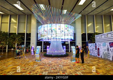 SINGAPUR - 09. NOVEMBER 2015: The Social Tree am Flughafen Changi. Der Social Tree ist eine avantgardistische Gedächtniskapsel, Changis größte interaktive Installa Stockfoto