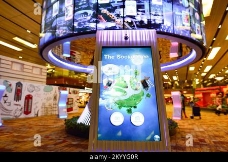 SINGAPUR - 09. NOVEMBER 2015: The Social Tree am Flughafen Changi. Der Social Tree ist eine avantgardistische Gedächtniskapsel, Changis größte interaktive Installa Stockfoto