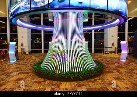 SINGAPUR - 09. NOVEMBER 2015: The Social Tree am Flughafen Changi. Der Social Tree ist eine avantgardistische Gedächtniskapsel, Changis größte interaktive Installa Stockfoto