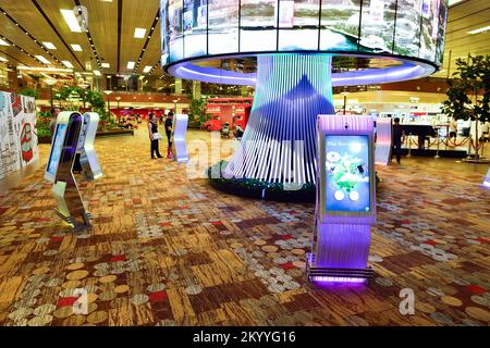 SINGAPUR - 09. NOVEMBER 2015: The Social Tree am Flughafen Changi. Der Social Tree ist eine avantgardistische Gedächtniskapsel, Changis größte interaktive Installa Stockfoto