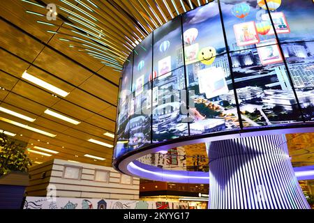 SINGAPUR - 09. NOVEMBER 2015: The Social Tree am Flughafen Changi. Der Social Tree ist eine avantgardistische Gedächtniskapsel, Changis größte interaktive Installa Stockfoto