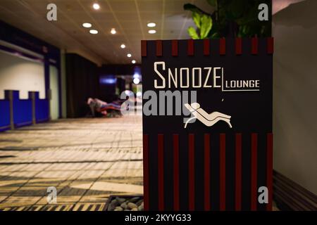 SINGAPUR - 10. NOVEMBER 2015: Innenansicht des Flughafens Changi. Der Flughafen Singapur Changi ist der zivile Hauptflughafen Singapurs und einer der LAR Stockfoto