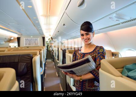 SINGAPUR - 10. NOVEMBER 2015: Besatzungsmitglied von Singapore Airlines an Bord des Airbus A380. Singapore Airlines Limited ist die nationale Fluggesellschaft von Singapore WHI Stockfoto