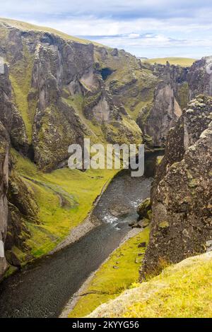 Fjadrargljufur ist ein wunderschöner, dramatischer Canyon in Südisland und ein beliebtes Touristenziel Stockfoto