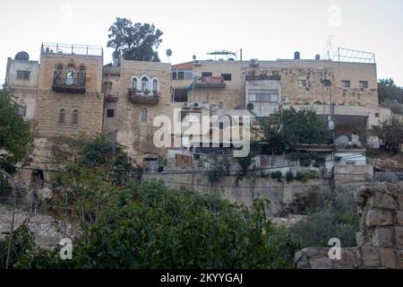 8. November 2022 Ein Blick auf die überfüllten und verdichteten lokalen Wohnungen von der Terrasse in der Nähe des Hiskia-Tunnels in Jerusalem Israel Stockfoto