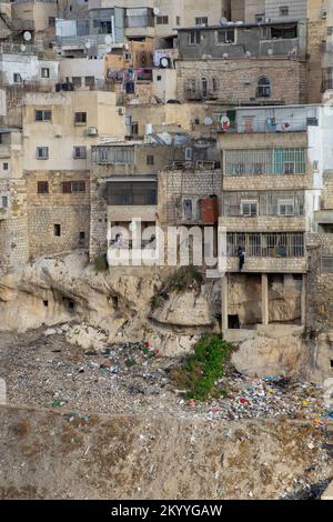 Vom 8. November 2022 Aus der Nähe sehen Sie die überfüllten und verdichteten Wohnungen mit dem entsorgten Abfall von der Terrasse in der Nähe des Hisekiah-Tunnels in Stockfoto