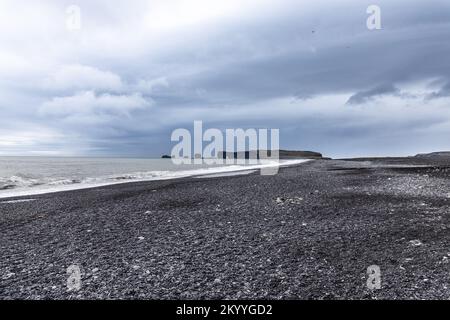 Reynisfjara Black Sand Beach Vik verfügt über malerische Basaltsäulen und Klippen und ist ein beliebtes Touristenziel im Süden Islands Stockfoto
