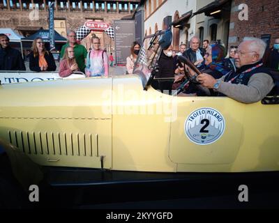 Mailand, Italien. Oktober 2021. TROFEO MILANO, ein Wettbewerb für Oldtimer und Motorräder, der vom C.M.A.E., Club Milanese Automotoveicoli d'Epoca, organisiert wird. Stockfoto