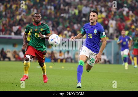 Al Daayen, Katar. 02.. Dezember 2022. Gabriel Martinelli aus Brasilien, Collins Fai aus Kamerun (links) während der FIFA-Weltmeisterschaft 2022, Fußballspiel der Gruppe G zwischen Kamerun und Brasilien am 2. Dezember 2022 im Lusail-Stadion in Al Daayen, Katar - Foto Jean Catuffe / DPPI Credit: DPPI Media/Alamy Live News Stockfoto