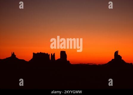 Sonnenaufgang über Monument Valley, Arizona Stockfoto