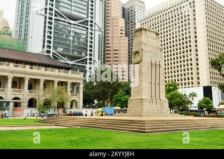 HONGKONG - 06. MAI 2015: Das Cenotaph in der Mitte. Das Cenotaph ist ein Kriegsdenkmal, erbaut im Jahr 1923 und befindet sich zwischen dem Statuenplatz und der Stadt Stockfoto