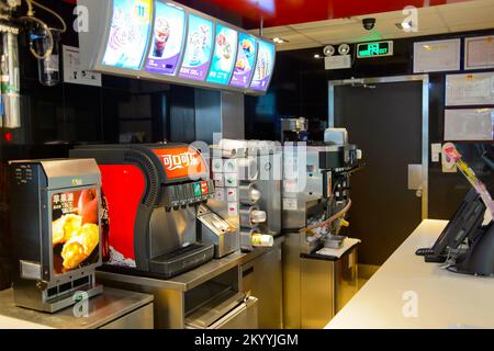 SHENZHEN, CHINA - 25. MAI 2015: Inneneinrichtung des McDonald's Restaurants. McDonald's ist die weltweit größte Kette von Hamburger Fast Food Restaurants, gegründet Stockfoto