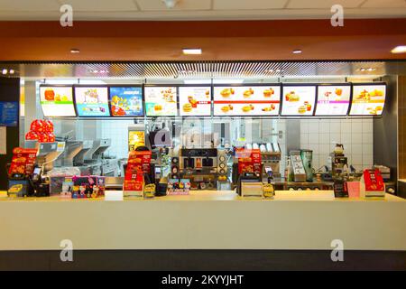 SHENZHEN, CHINA - 25. MAI 2015: Inneneinrichtung des McDonald's Restaurants. McDonald's ist die weltweit größte Kette von Hamburger Fast Food Restaurants, gegründet Stockfoto