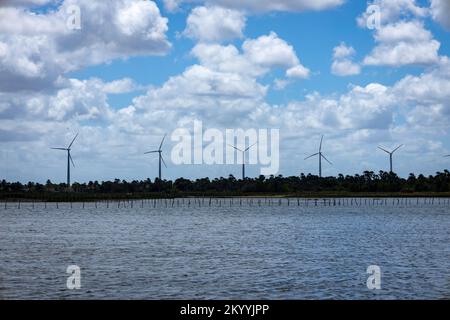 Windenergieerzeuger. Saubere und erneuerbare alternative Energien. Das Energiekonzept der Zukunft. Stockfoto