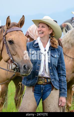 Lächelndes Cowgirl mit Pferd in Wyoming Stockfoto